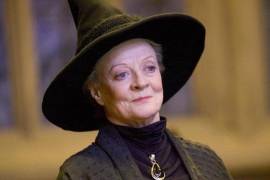 Famosa por ser la profesora Minerva McGonagall del colegio de magia Hogwarts, por su rol en Downton Abbey y por su extensa carrera sobre todo en la comedia.