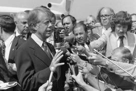 El candidato presidencial demócrata Jimmy Carter habla con los reporteros el viernes 24 de septiembre de 1976 a su llegada al Aeropuerto Internacional Hobby, en Houston.
