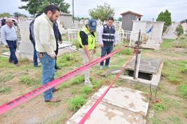 El alcalde Carlos Villarreal encabezó un recorrido por los panteones municipales para supervisar las labores de limpieza y mantenimiento.