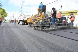 Nuevo concreto asfáltico fue colocado sobre la calle Josefina Flores, en la colonia Huizachal, en Frontera.