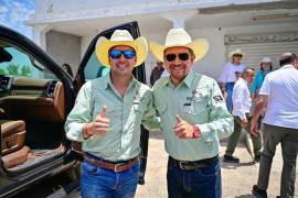 Hugo Lozano Sánchez &lt;(der), hasta hoy alcalde de San Buenaventura, se incorpora al Gobierno del Estado.