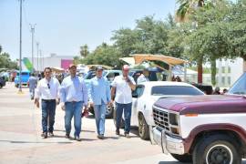 Cerca de 200 vehículos clásicos fueron exhibidos en la Macroplaza de Acuña durante la Expo 2026 “Por Amor a los Clásicos”, evento que reunió a familias, coleccionistas y aficionados al automovilismo de distintos municipios de Coahuila y del sur de Texas.
