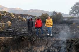 La alcaldesa de Arteaga, Ana Karen Sánchez, destacó la coordinación con el gobierno estatal y el uso de 400 mil litros de agua en las labores de combate durante el domingo.