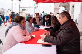 Asesores del módulo de escrituración atendiendo a los primeros interesados en la presidencia municipal.