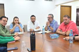 Carlos Villarreal Pérez (centro) encabezó reunión con autoridades estatales para fortalecer la coordinación en Monclova.