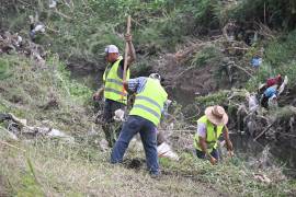 Personal de Obras Públicas realiza trabajos de retiro de maleza, residuos y materiales que obstruyen el cauce.