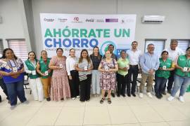 Arca Continental y Coca-Cola México, en colaboración con los gobiernos Estatal y Municipal, realizaron la entrega gratuita de 2 mil regaderas ahorradoras. FOTOS: CORTESÍA
