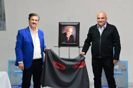 Eugenio Williamson recibió el reconocimiento acompañado de socios de la CMIC Monclova.