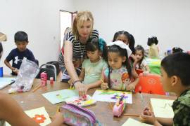 Niñas y niños pintan con acuarelas durante las primeras actividades del curso.