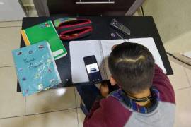 Padres de familia de Coahuila piden que la restricción del uso de celular no solo se aplique a los maestros.