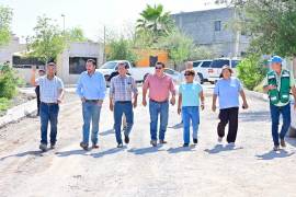 Carlos Villarreal (segundo de izq. a der.), supervisó y entregó obras de pavimentación, recarpeteo y rehabilitación en distintos sectores de Monclova durante la última semana.