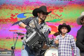 Luk Vegas y Stampida ponen a bailar a Arteaga en el Brio Country Fest