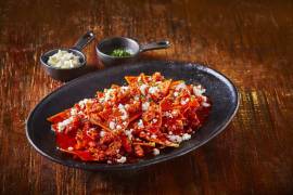 Los chilaquiles, ese platillo emblemático de la gastronomía mexicana, son una explosión de sabores y texturas.
