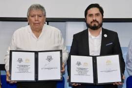 Alberto Flores Olivas, rector de la UAAAN y el presidente del Colegio de Economistas de Coahuila Alberto Damián Flores Araujo, firmaron un convenio de colaboración académica y profesional.