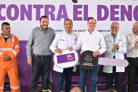 Autoridades estatales informaron que la entrega incluyó vehículos utilitarios, insecticidas y uniformes para personal de vectores.