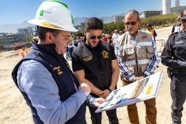 El gobernador de Nuevo León, Samuel García, supervisó los avances de construcción del Puente Nuevo Torre Rise-Obispado, este miércoles.