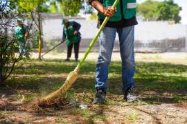 Cuadrillas municipales realizaron labores de limpieza y retiro de residuos en un inmueble reportado por vecinos.