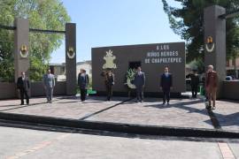 Autoridades civiles y militares participan en el pase de lista en la Plaza Chapultepec, recordando el sacrificio de los jóvenes héroes.