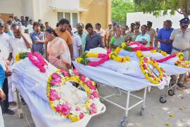 Familiares buscan a sus familiares fallecidos en una estampida durante un mitin para un popular actor y político indio, en un hospital, en Karur, India, el domingo 28 de septiembre de 2025.