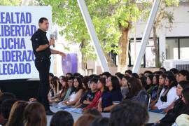 El rector de la UAdeC, Octavio Pimentel, destacó las investigaciones de la universidad para reducir impactos ambientales relacionados con el fracking.