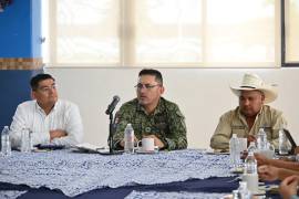 El alcalde de Nava, Iván Ochoa Rodríguez, participó en la reunión regional de seguridad realizada en las instalaciones del 12/o Regimiento de Caballería, donde se revisaron estrategias para fortalecer la coordinación entre municipios.