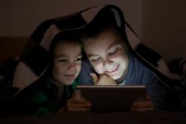 El uso excesivo de pantallas puede provocar sequedad ocular, fatiga visual y dolor de cabeza en niñas y niños.