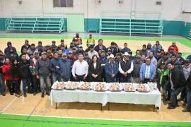 La alcaldesa Sari Pérez participó en el encuentro con trabajadores operativos.