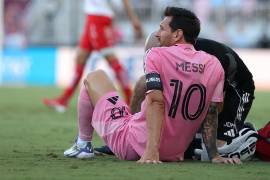 Lionel Messi se retiró al minuto 11 del partido ante Necaxa por una molestia muscular en la pierna derecha.