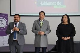 Juan Carlos Cisneros Ruiz (al centro), presidente de la Comisión de Organización del Proceso Electoral Judicial del IEC, explica las estrategias para reducir costos en la impresión de boletas.