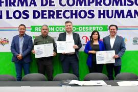 El alcalde Víctor Leija firma la carta compromiso con la CDHEC en presencia de otros ediles de la región.