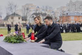 El presidente ucraniano Volodímir Zelenski y su esposa Olena asisten a una ceremonia conmemorativa en Bucha, Ucrania.