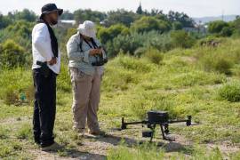 Autoridades locales y voluntarios coordinan esfuerzos para localizar a las personas desaparecidas tras la crecida del arroyo.