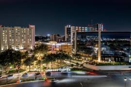 En Saltillo, Parque Centro redefine el concepto de trabajo. Al integrar 27 espacios gastronómicos, servicios y comercio con el ámbito corporativo, crea un ecosistema que promueve la integración entre la vida personal y profesional. FOTO: CORTESÍA