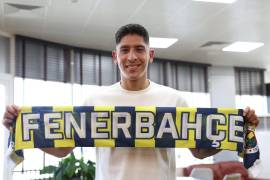 Edson Álvarez, mexicano en la Superliga de Turquía, se mantiene al margen del escándalo mientras la liga intenta recuperar estabilidad tras las sanciones.