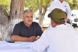El alcalde Víctor Manuel Leija Vega atiende a un ciudadano durante la jornada de servicios en la colonia Benito Juárez, en Cuatro Ciénegas.
