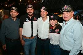 El alcalde Carlos Villarreal (segundo de izquierda a derecha) acompañó al gobernador Manolo Jiménez durante el arranque del Rally Coahuila 1000 en Torreón.