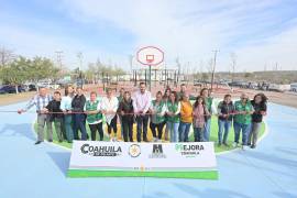 En el rescate de la plaza fueron invertidos 2.5 millones de pesos; autoridades y vecinos participaron en la inauguración de la plaza rehabilitada.