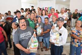 Familias de diferentes sectores de Frontera recibieron apoyo alimentario durante las visitas realizadas por personal de Desarrollo Social y el DIF municipal.