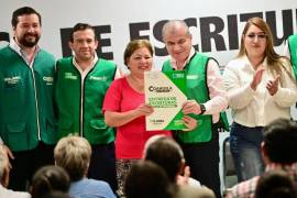 El alcalde Miguel Ángel Riquelme Solís entregó el documento a una de las familias beneficiadas durante el evento.