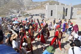 Ofrendas florales y cirios fueron encendidos a los pies de la escultura del Cristo de Las Noas.