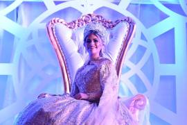 Marcela Alejandra es coronada como Reina de la Feria de San Buenaventura 2023, luciendo un impresionante vestido dorado durante la ceremonia de inauguración