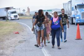 Ruta. Migrantes que fueron bajados de autobuses, caminaron por varios kilómetros sobre la carretera Monterrey-Monclova.