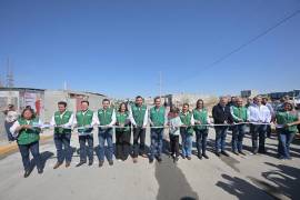 Manolo Jiménez Salinas durante la entrega de obras de recarpeteo en la colonia Las Misiones, en Monclova.