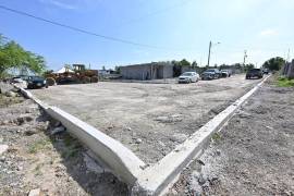 La obra contempla la aplicación de carpeta asfáltica en caliente, además de trabajos de nivelación, construcción de cordones y base hidráulica para garantizar una mayor durabilidad del pavimento.