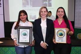 Susana Estens de la Garza, titular de la Secretaría del Medio Ambiente, con las representantes de las plantas Saltillo y Ramos Arizpe. FOTO: VANGUARDIA