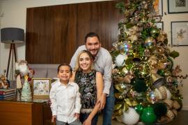 El alcalde de Monclova, Carlos Villarreal, acompañado de su esposa Mavi Sosa y su hijo, dirigió un mensaje de buenos deseos a las familias del municipio con motivo de las celebraciones decembrinas.