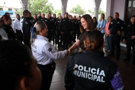 La presidenta municipal saludó a policías preventivos, agentes de Tránsito y mandos de la corporación durante su visita a las instalaciones de Seguridad Pública.