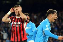 Santiago Giménez sigue sin marcar en la Serie A y desperdició un penal en la derrota del AC Milán 2-1 contra Napoli.