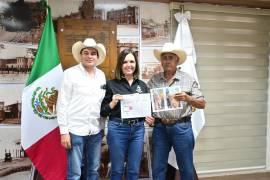 La entrega de fierros de herrar y marcas de sangre busca facilitar la acreditación de la propiedad del ganado, en Frontera, Coahuila.
