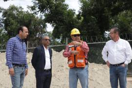 El alcalde Fernando Orozco Lara y Guillermo Riddle, Gerente General de Artistic Milliners, durante la revisión de los avances en la planta textil.